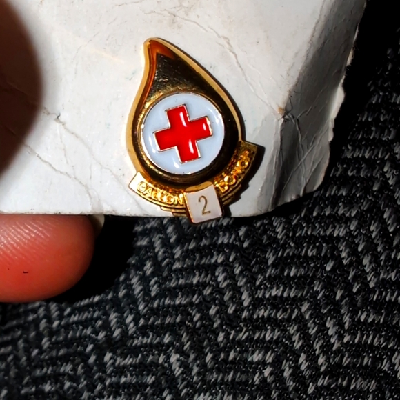 ⚡4 for $20⚡Red Cross 2 Gallon Blood Donor Pin Gold Tone - Picture 2 of 5